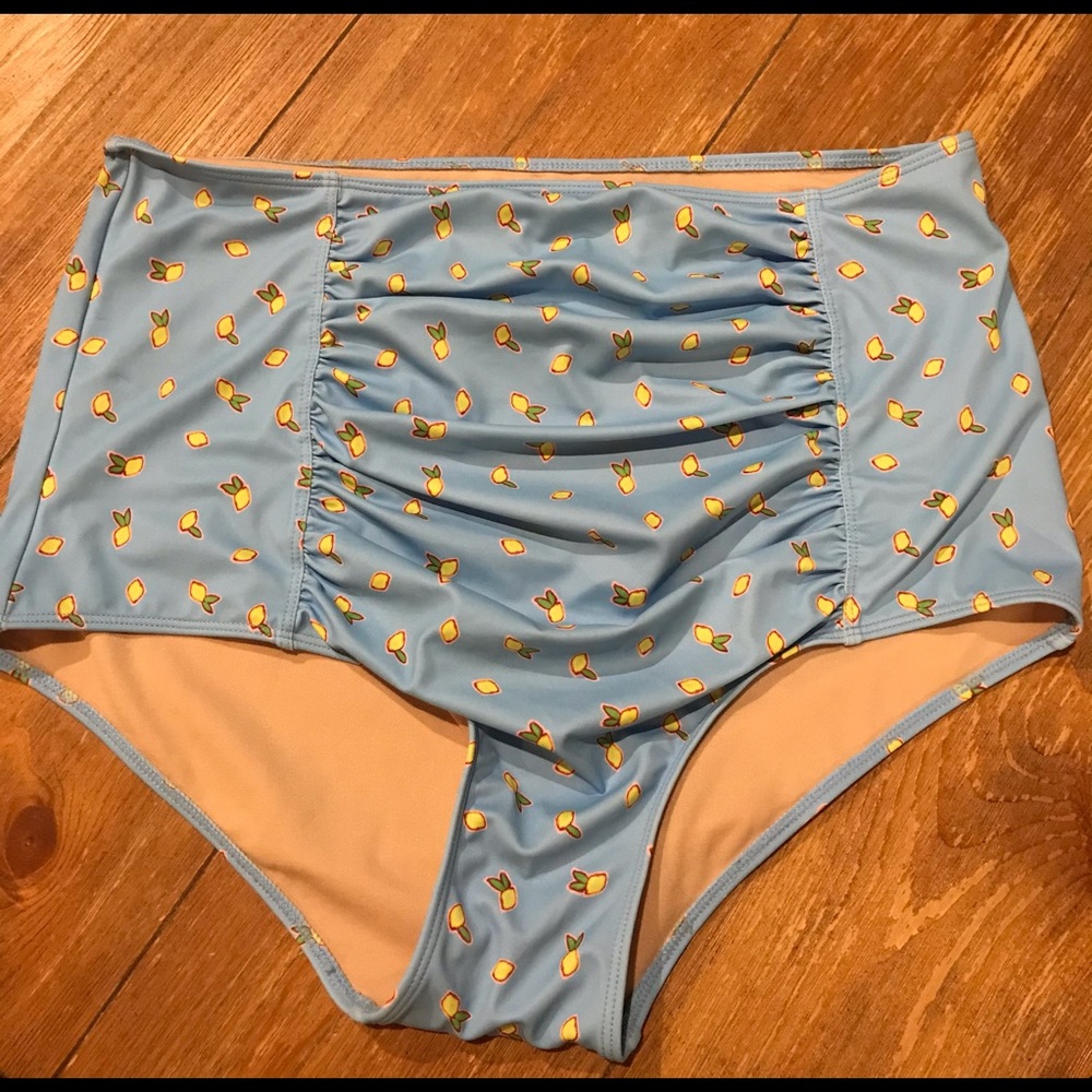 Beautiful lemons rouched bottoms! Size large